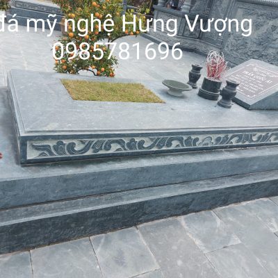 Mộ đá xanh rêu liền khối