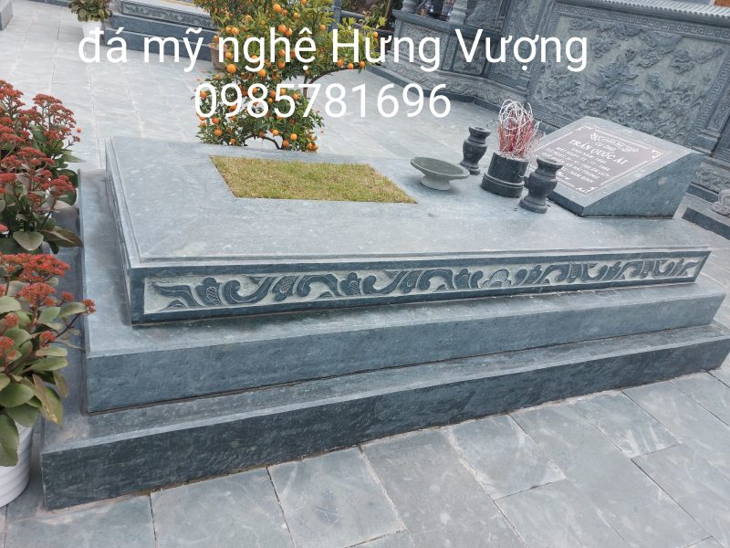 Mộ đá xanh rêu liền khối