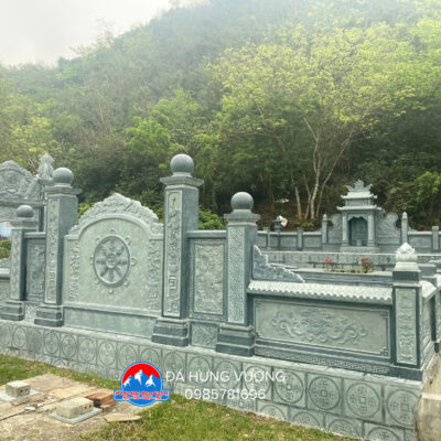 Khuôn viên khu mộ đá xanh rêu đẹp