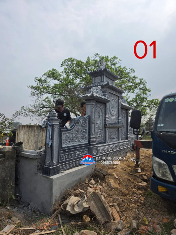 phía sau lăng thờ trạm các hoạ tiết hoa văn truyền thống như đầm sen,hạc trầu,sen dây..,