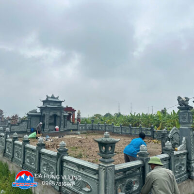 Khuôn viên đá xanh rêu