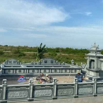 Khuôn viên khu lăng đá xanh rêu